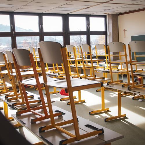 Blick ins Klassenzimmer, alle Stühle stehen auf den Tischen