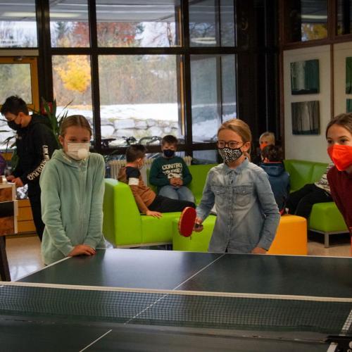 Schülerinnen beim Tischtennis spielen